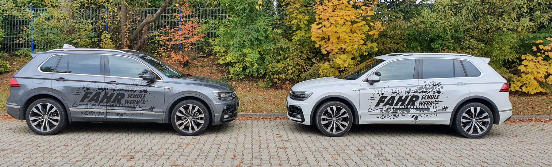 Zwei VW Tiguan der Fahrschule Fahrwerk in Seitenansicht